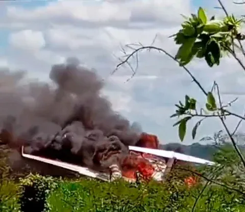 Avião com Vereador Márcio Pacelle e Deputado Federal Maurício Carvalho faz pouso forçado e pega fogo em Extrema