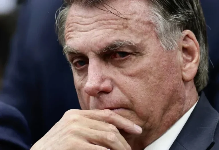 Bolsonaro é internado para fazer cirurgia de hérnia inguinal