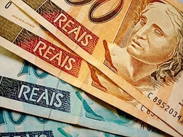 Lula publica decreto que aumenta salário mínimo para R$ 1.621 em 2026