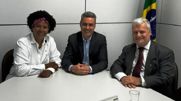 Deputada Sílvia Cristina recebe a garantia de que seguro-defeso será pago neste mês de fevereiro