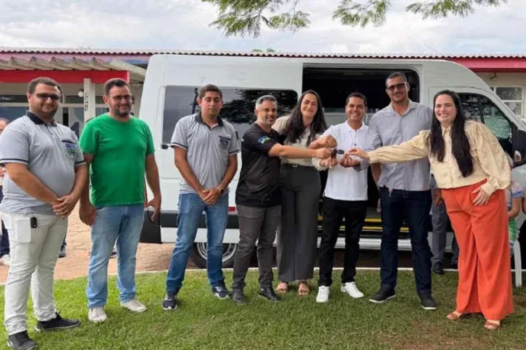 Deputado Cássio Gois entrega van adaptada para transporte de pacientes de hemodiálise em Nova Brasilândia do Oeste