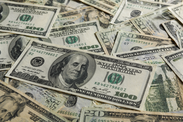 Com queda do dólar, gastos de brasileiros no exterior batem recorde no 1º trimestre