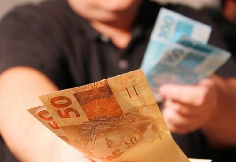 Aposentados e pensionistas do INSS começam a receber 13º nesta sexta