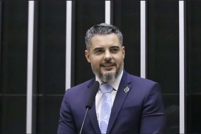 Deputado Thiago Flores vota favorável a PEC que garante recursos mínimos para assistência social
