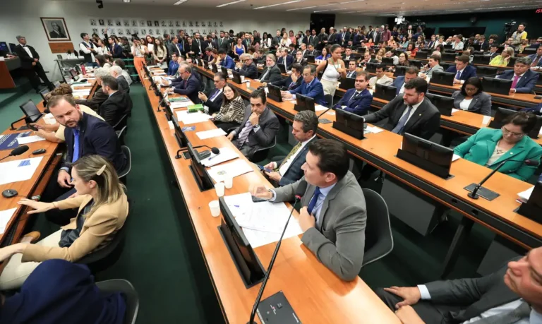 CCJ da Câmara retoma análise do fim da escala 6×1 nesta quarta