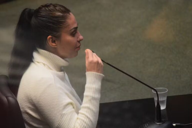 Monique Medeiros, mãe de Henry Borel, se entrega à polícia