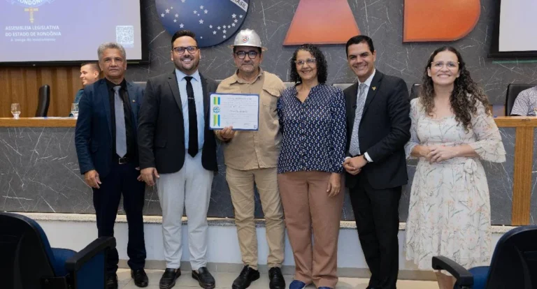 Deputado Cássio Gois homenageia agentes e lideranças
