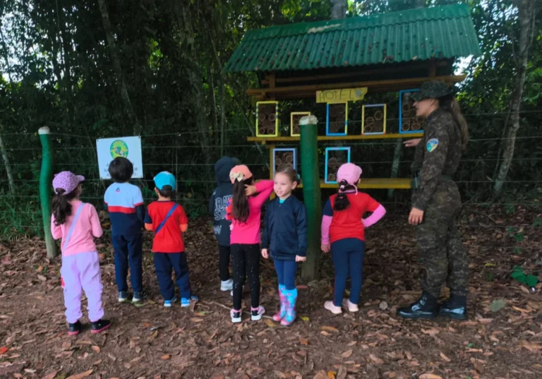 Polícia Ambiental e SEMMA promovem atividade de educação ambiental com estudantes em Vilhena