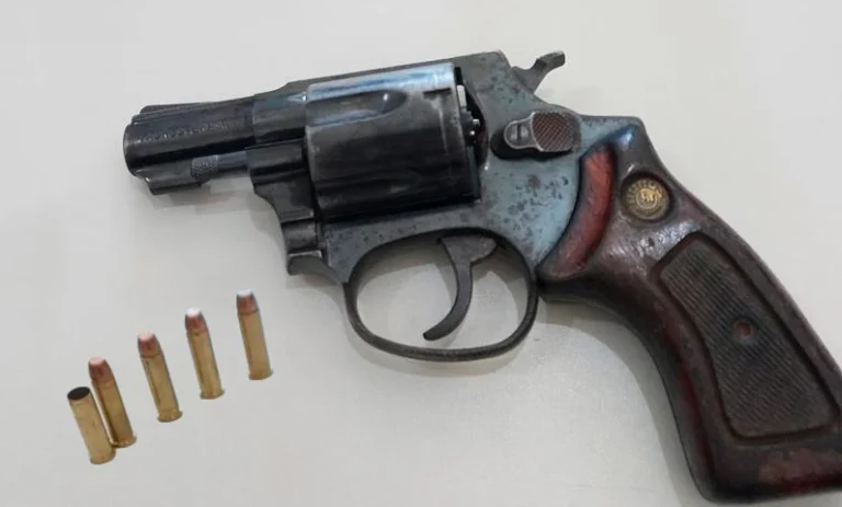 OURO PRETO DO OESTE – HOMEM É PRESO COM ARMA DE FOGO DURANTE ABORDAGEM DA POLÍCIA MILITAR